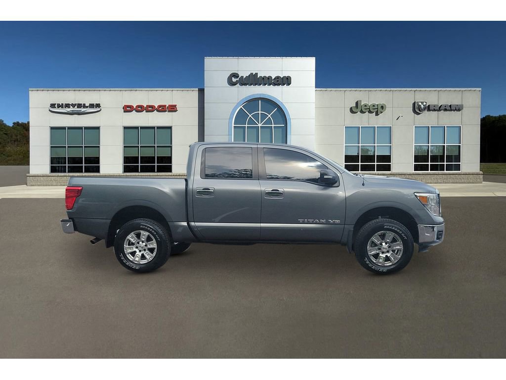 Used 2018 Nissan Titan SV RWD image 2