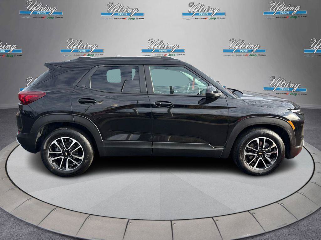 Used 2025 Chevrolet TrailBlazer LT FWD image 2