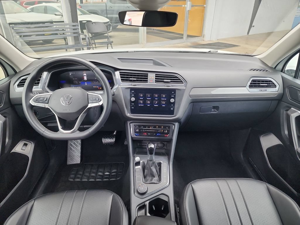 Used 2024 Volkswagen Tiguan SE AWD/4WD image 17