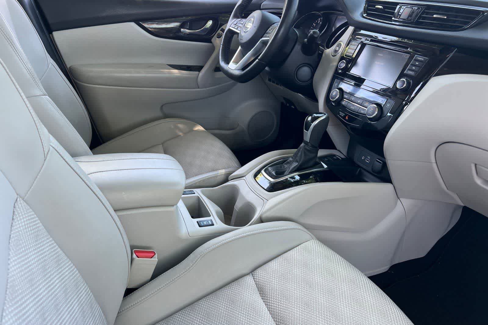 Used 2022 Nissan Rogue Sport SV w/ Technology Package FWD image 17