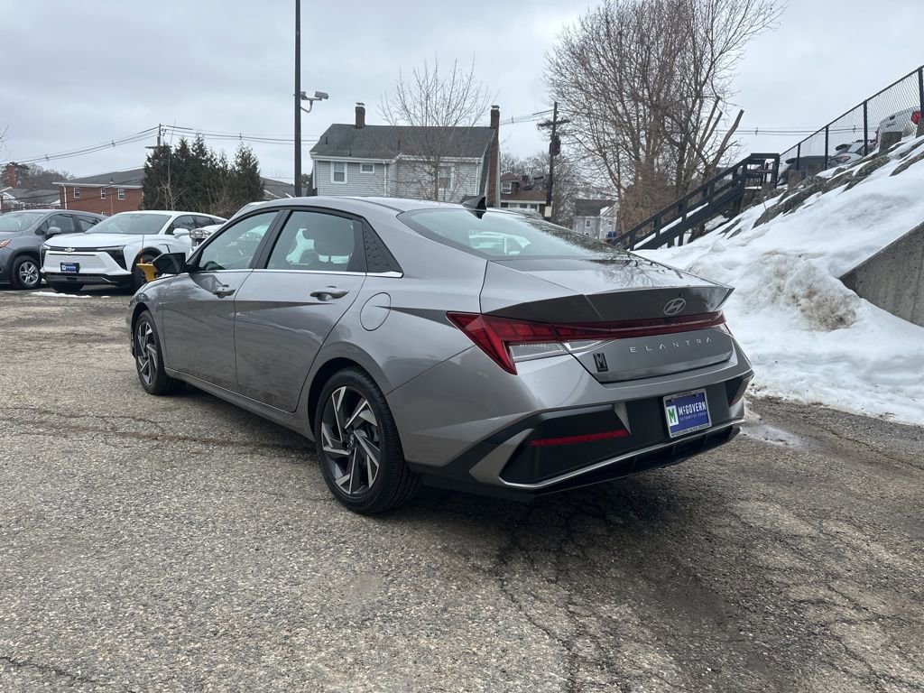 Certified 2025 Hyundai Elantra SEL FWD image 4
