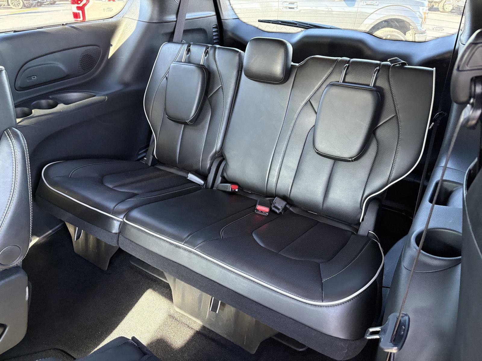 Used 2025 Chrysler Pacifica Limited image 19