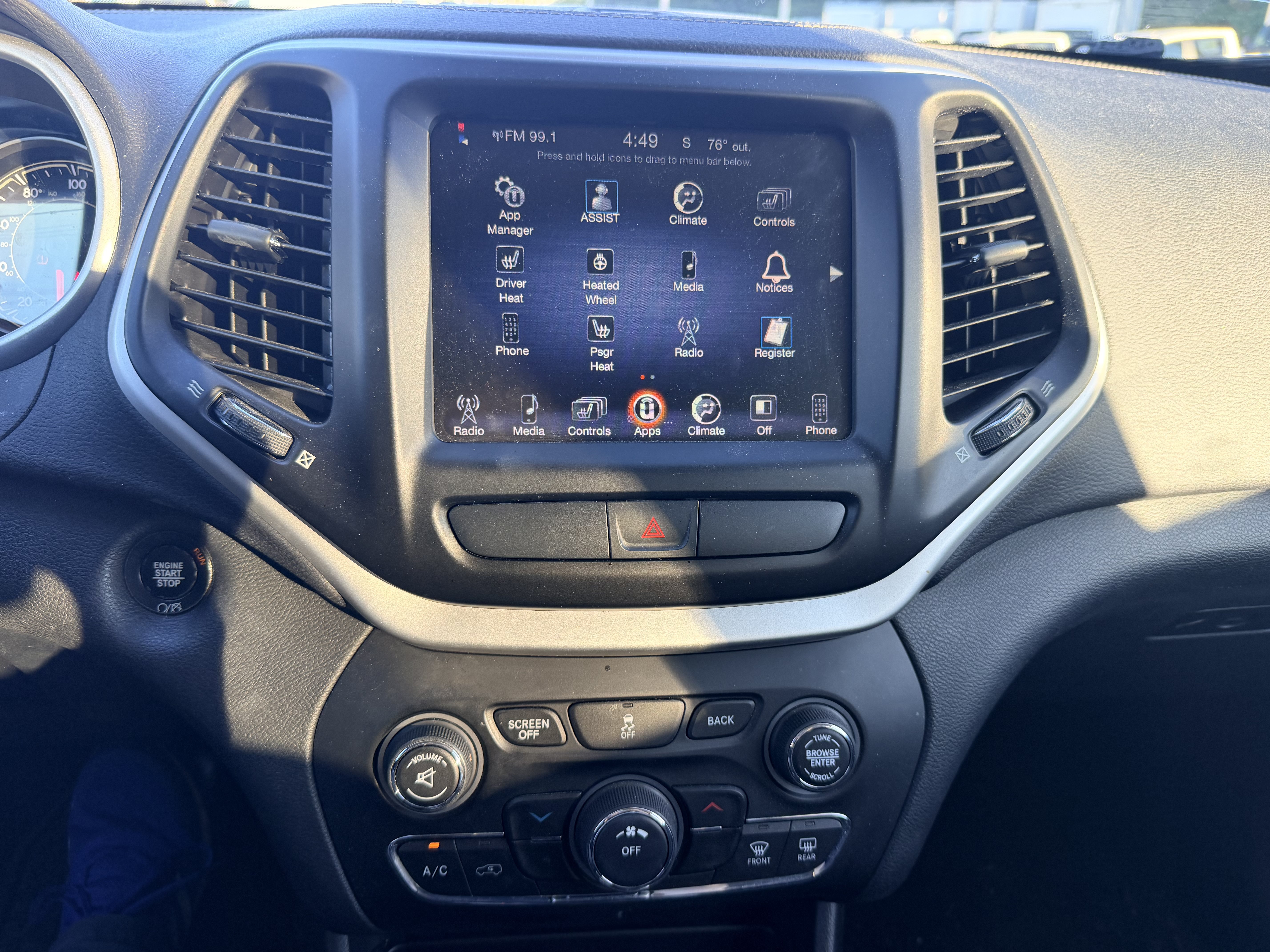 Used 2018 Jeep Cherokee Latitude Plus w/ Cold Weather Group FWD image 17