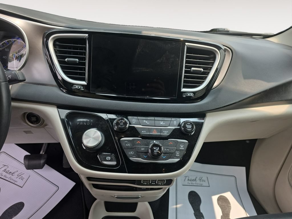 Used 2022 Chrysler Pacifica Touring-L FWD image 11