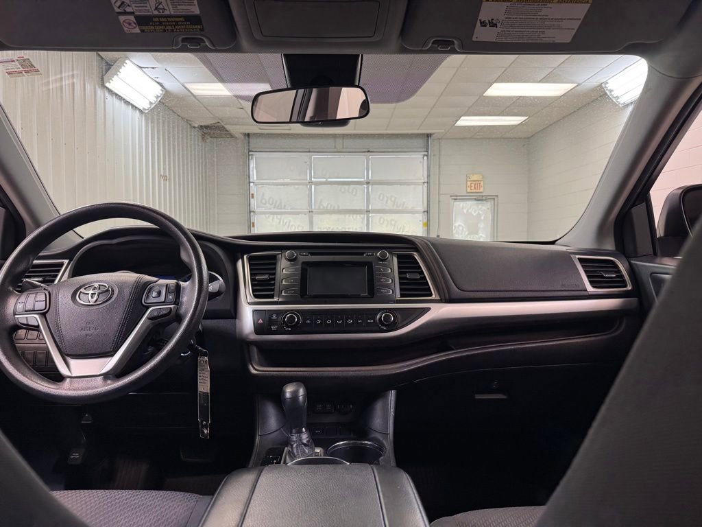 Used 2018 Toyota Highlander LE FWD image 19