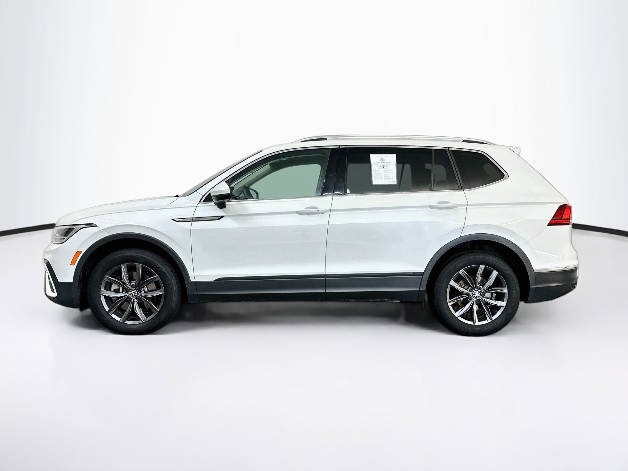 Used 2023 Volkswagen Tiguan SE w/ Panoramic Sunroof Package AWD/4WD image 4
