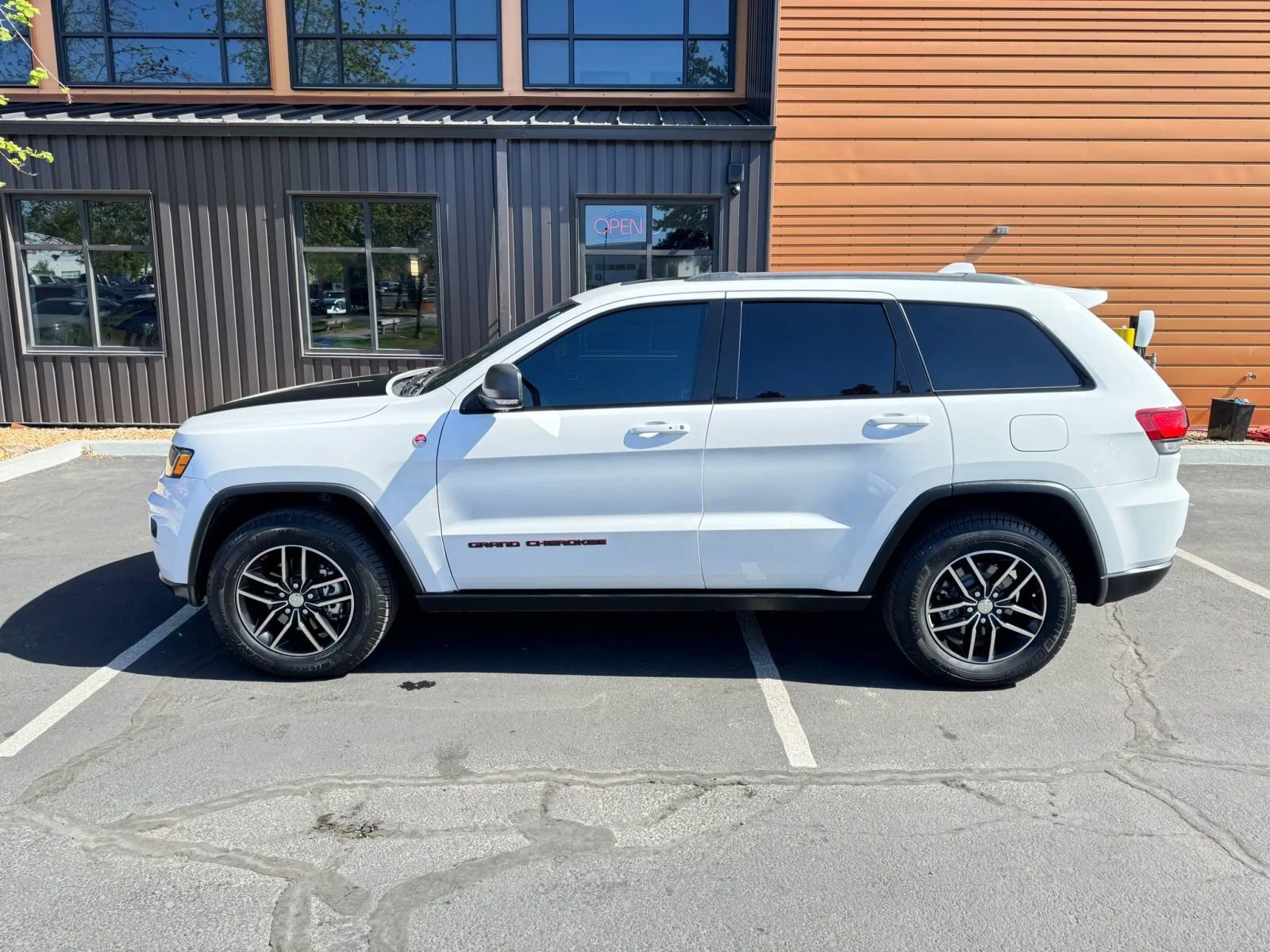 Used 2018 Jeep Grand Cherokee Trailhawk AWD/4WD image 2