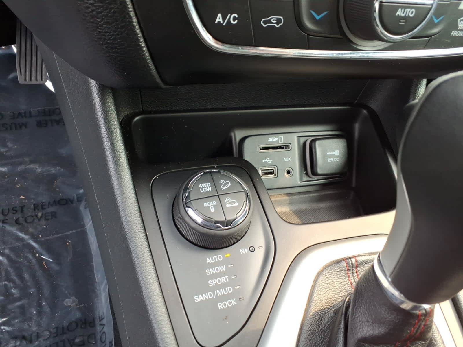 Used 2014 Jeep Cherokee Trailhawk w/ Technology Group AWD/4WD image 26