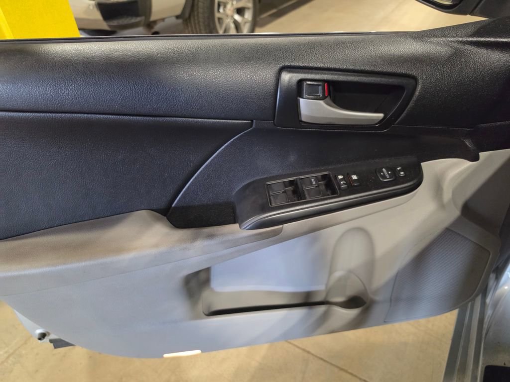 Used 2013 Toyota Camry LE FWD image 5