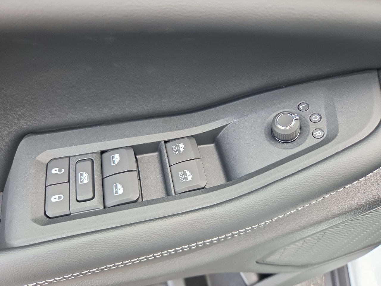 New 2027 Jeep Grand Cherokee Laredo X RWD image 4