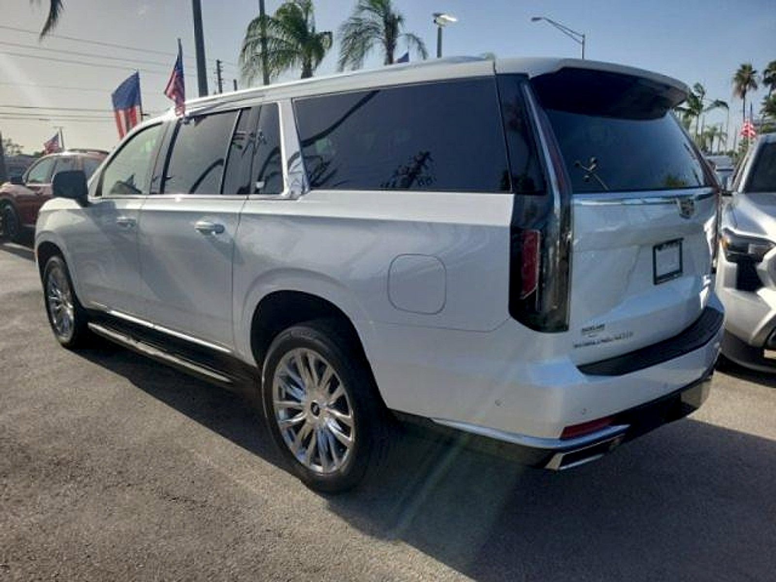 Used 2023 Cadillac Escalade ESV Premium Luxury w/ LPO, Floor Liner Package AWD/4WD image 5