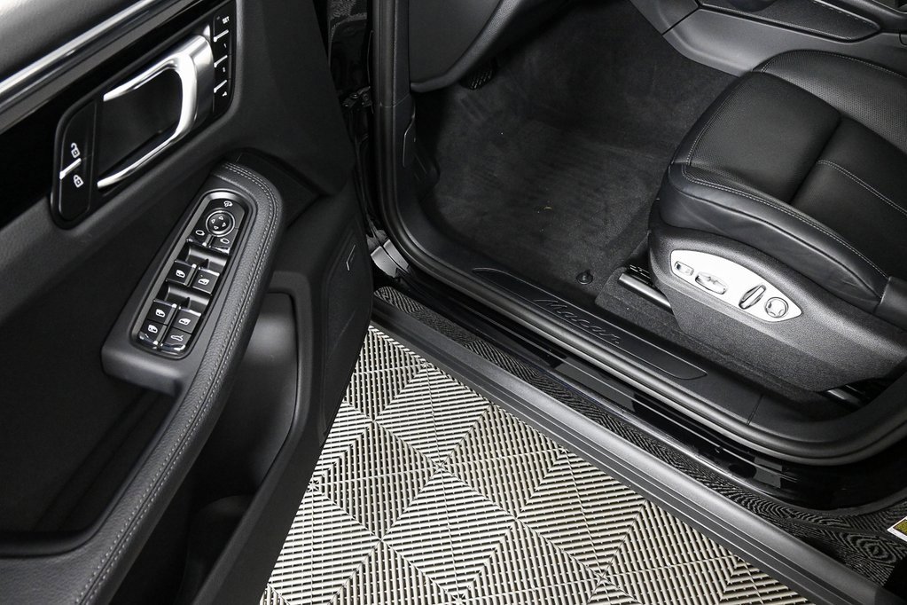 Used 2025 Porsche Macan image 8