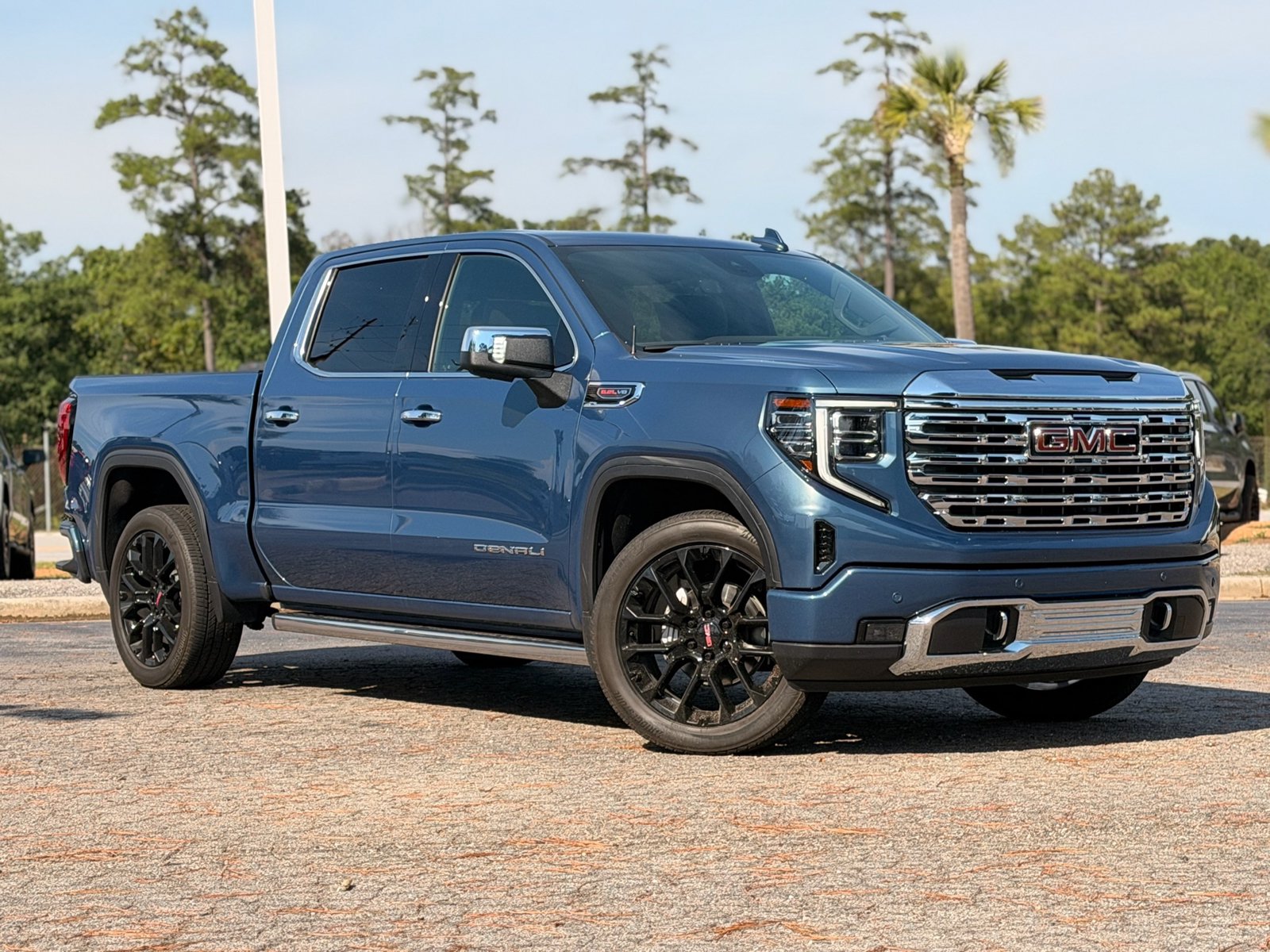 Used 2025 GMC Sierra 1500 Denali w/ Denali Reserve Package AWD/4WD image 2
