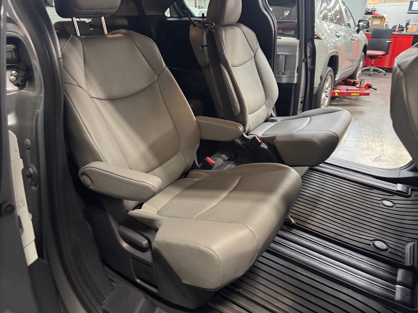 Certified 2026 Toyota Sienna XLE FWD image 17