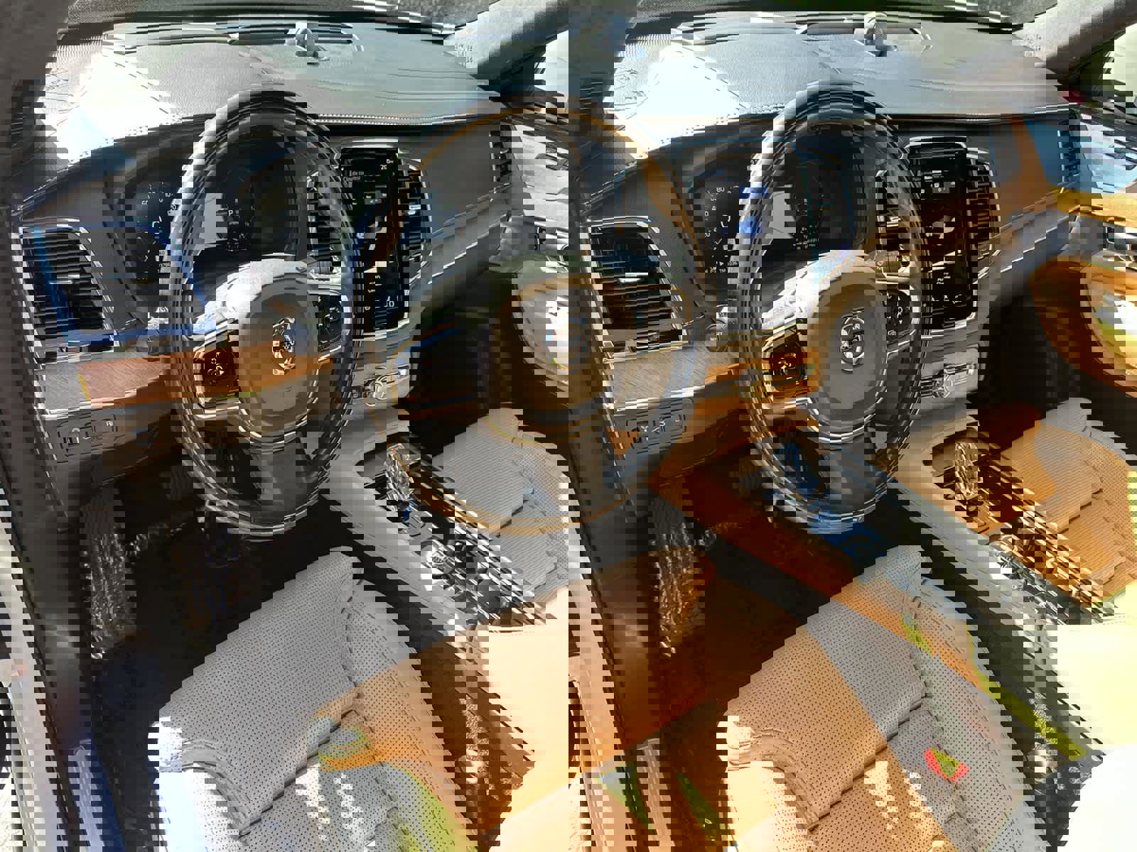 Used 2020 Volvo XC90 T8 Inscription image 2