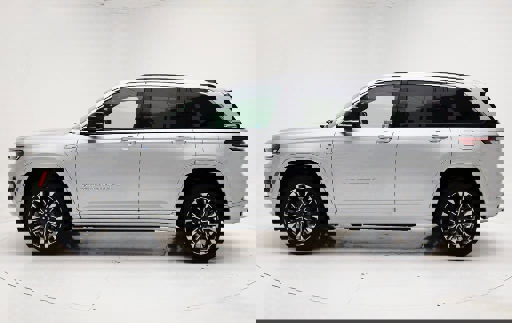 Used 2023 Jeep Grand Cherokee Overland w/ Advanced Protech Group III AWD/4WD image 5