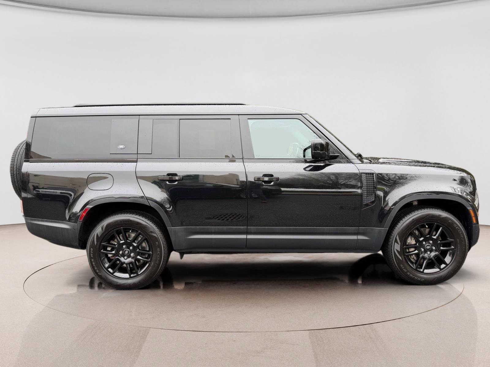 Used 2023 Land Rover Defender 130 SE image 6