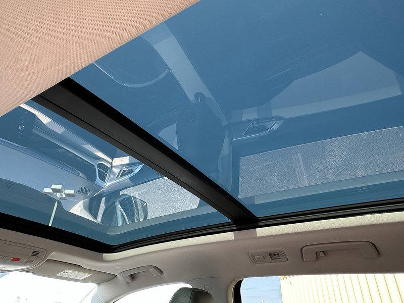 Used 2025 Volkswagen Taos SE w/ Panoramic Sunroof Package image 12