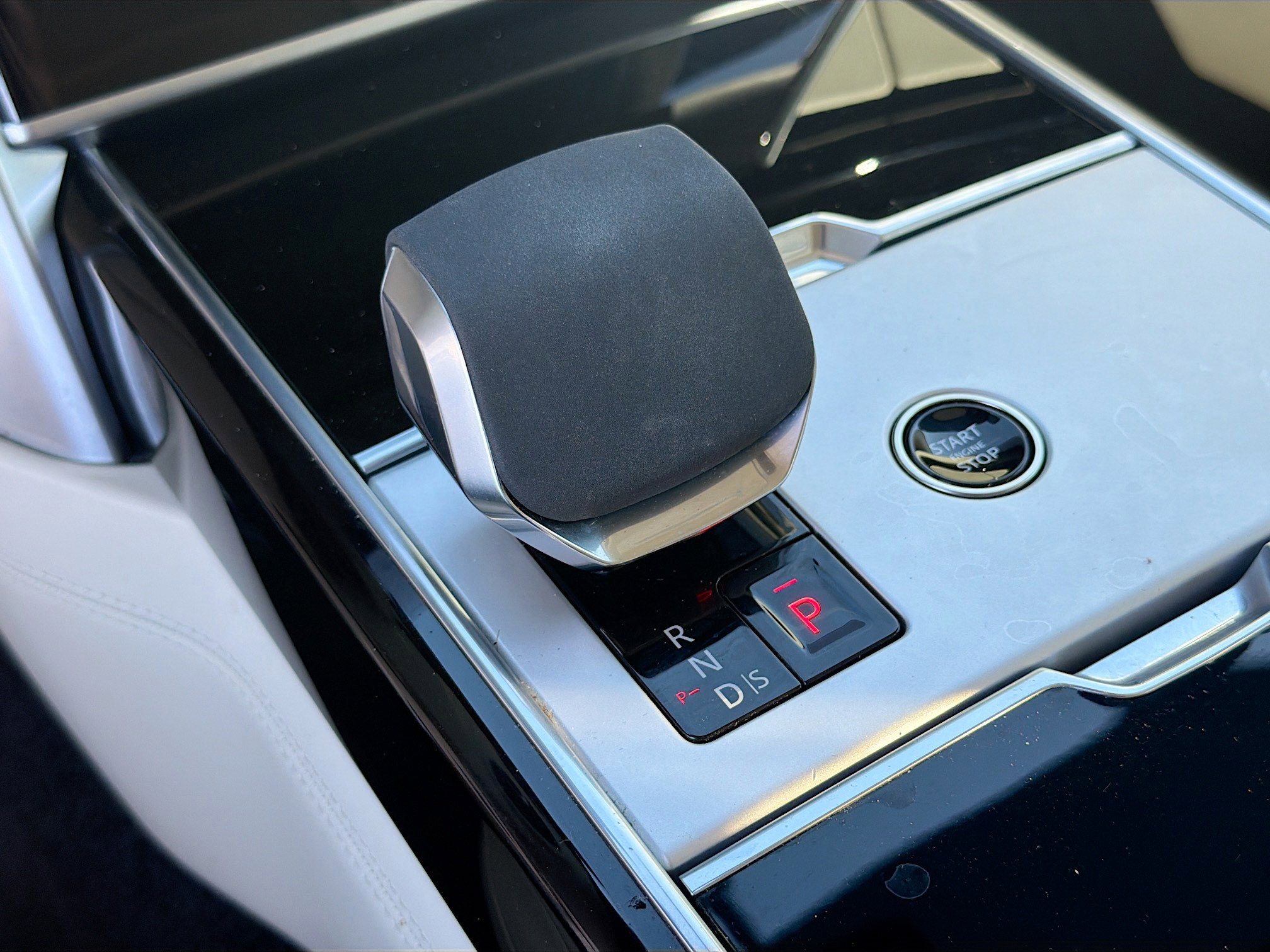 Used 2024 Land Rover Range Rover Long Wheelbase SE image 30