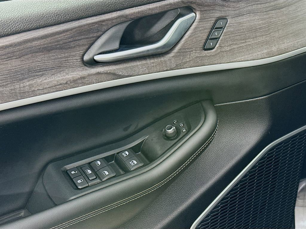 Certified 2025 Jeep Grand Cherokee Limited w/ Luxury Tech Group II image 28