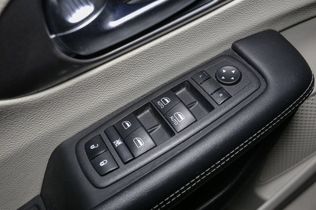 Used 2023 Chrysler Pacifica Touring-L FWD image 37