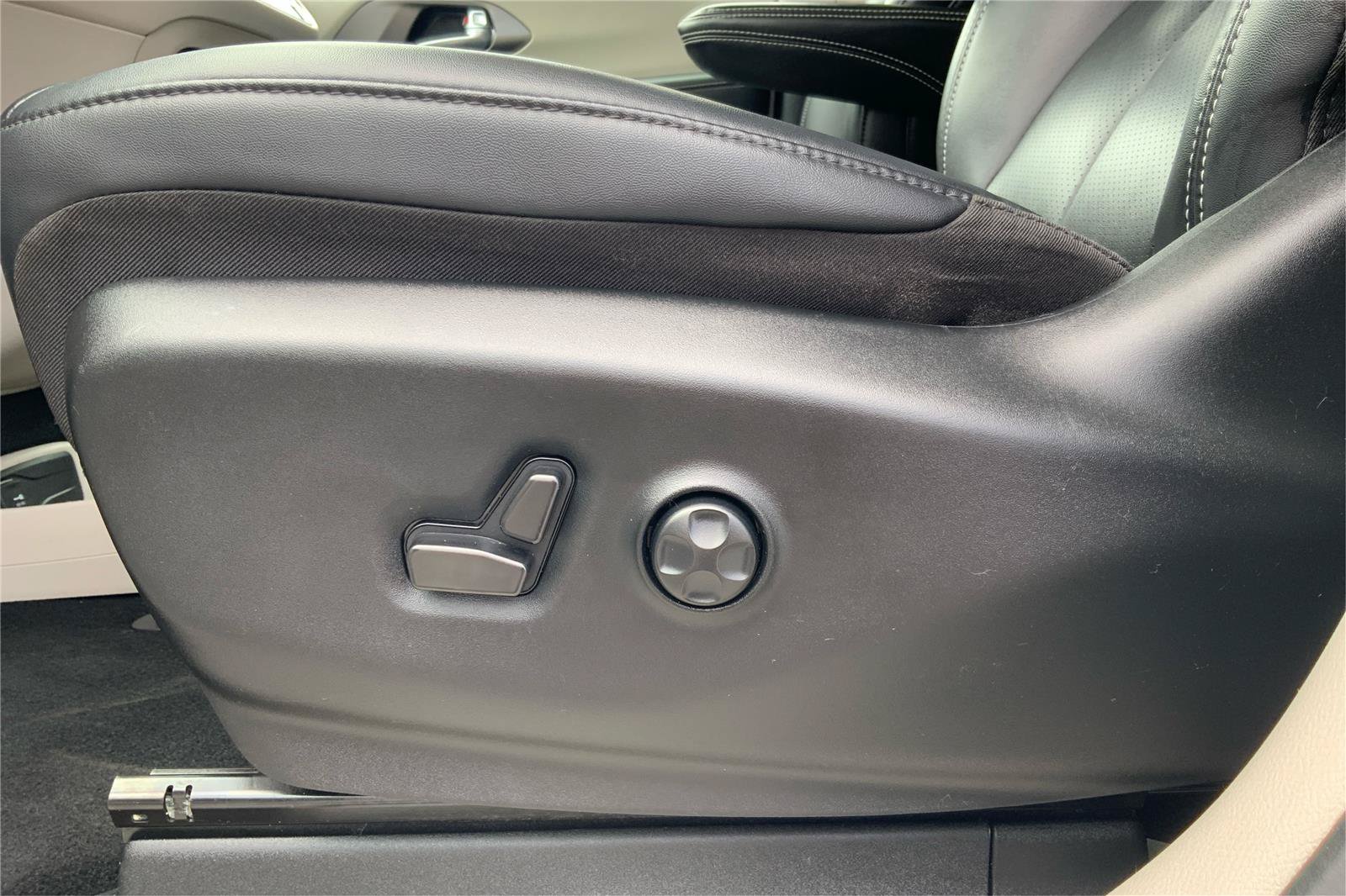 Used 2024 Chrysler Pacifica Touring-L FWD image 19