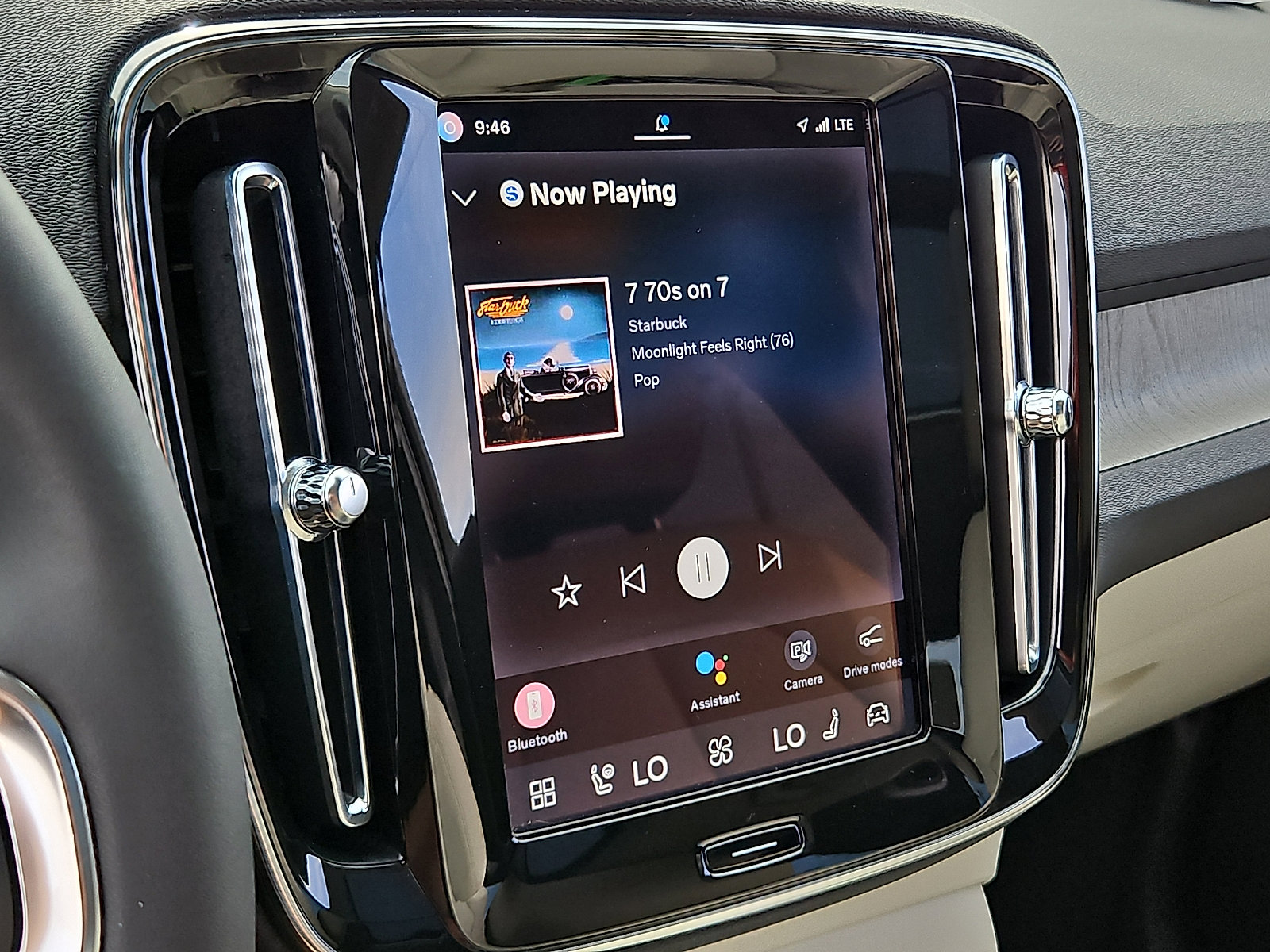 Certified 2023 Volvo XC40 B5 Plus w/ Driver Assist Package AWD/4WD image 18