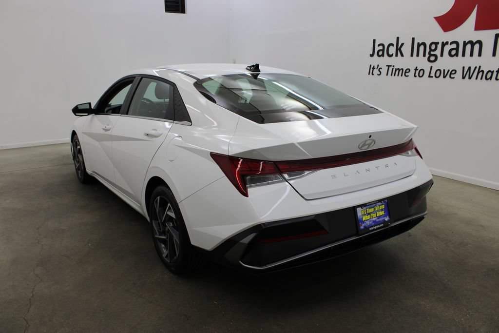 Used 2025 Hyundai Elantra SEL FWD image 3