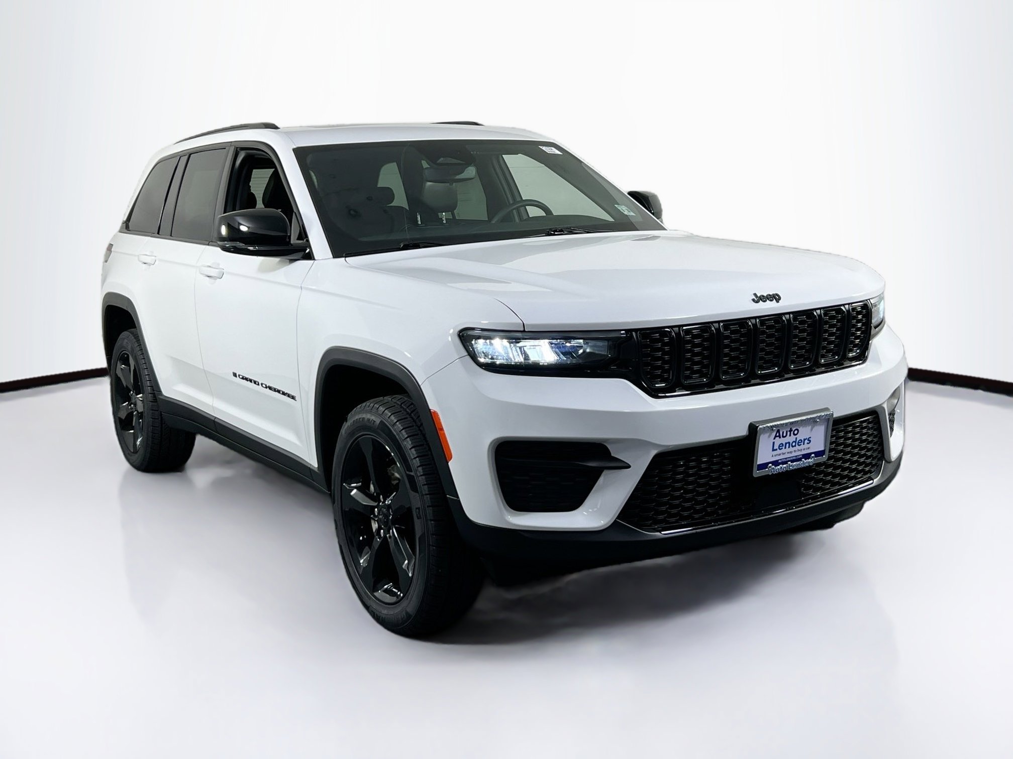 Used 2023 Jeep Grand Cherokee Altitude image 3