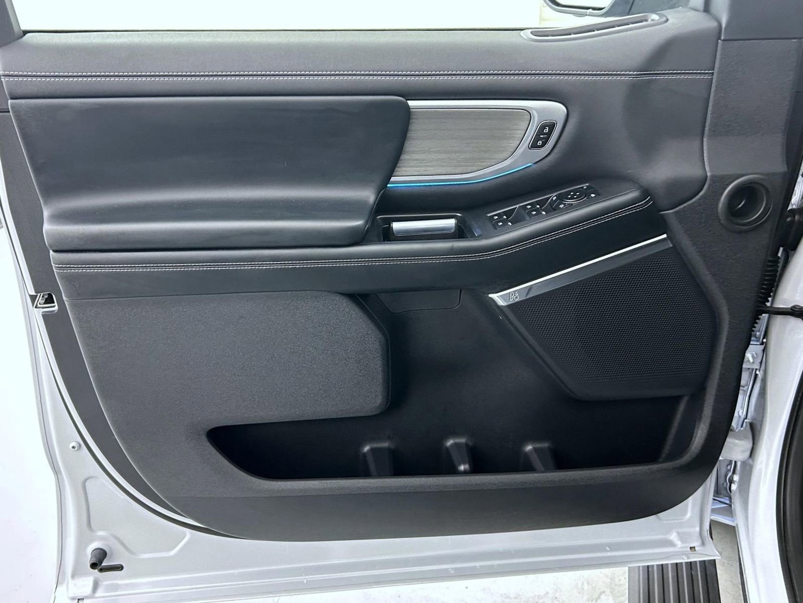 Used 2025 Ford Expedition Platinum AWD/4WD image 10