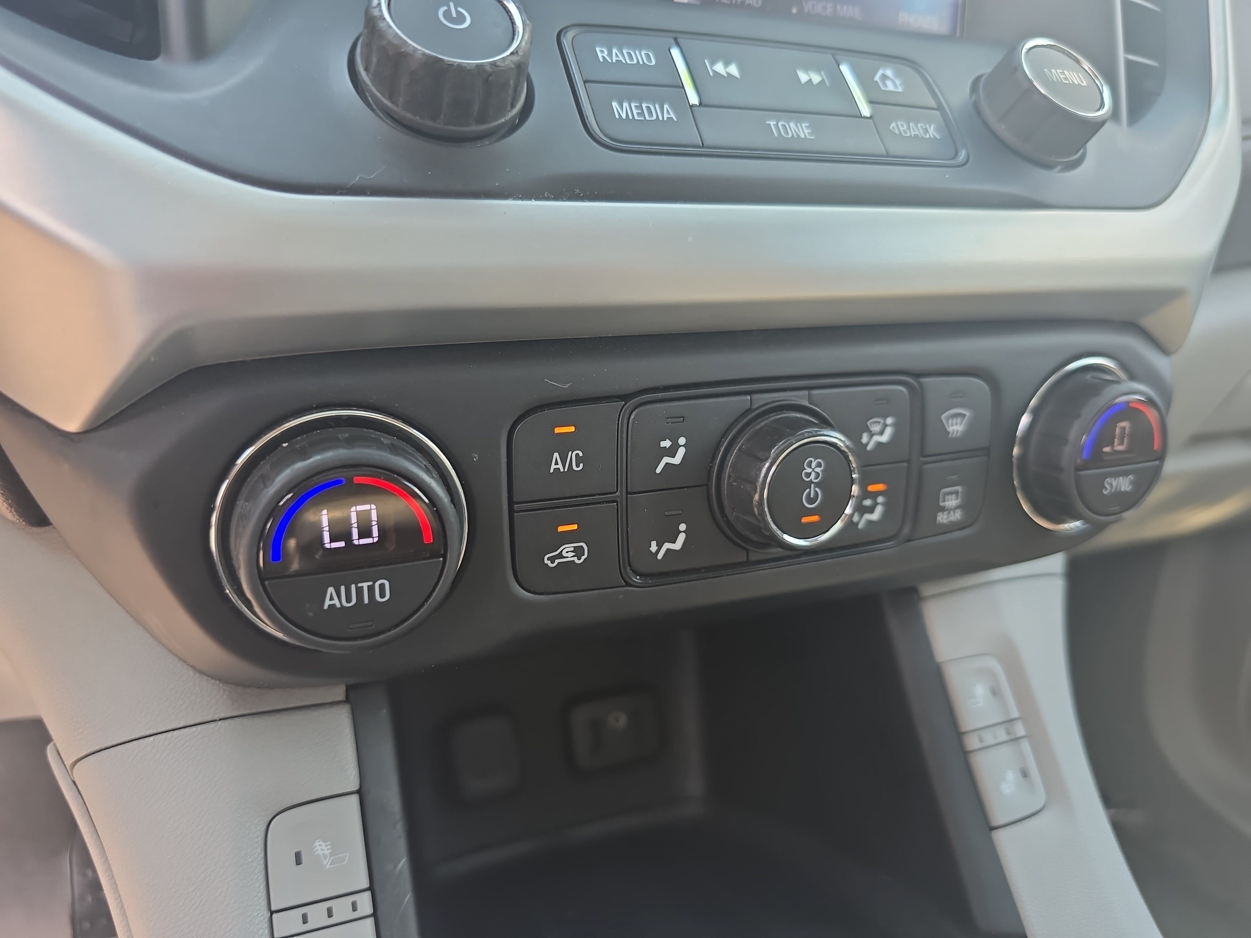 Used 2017 GMC Acadia SLT FWD image 25