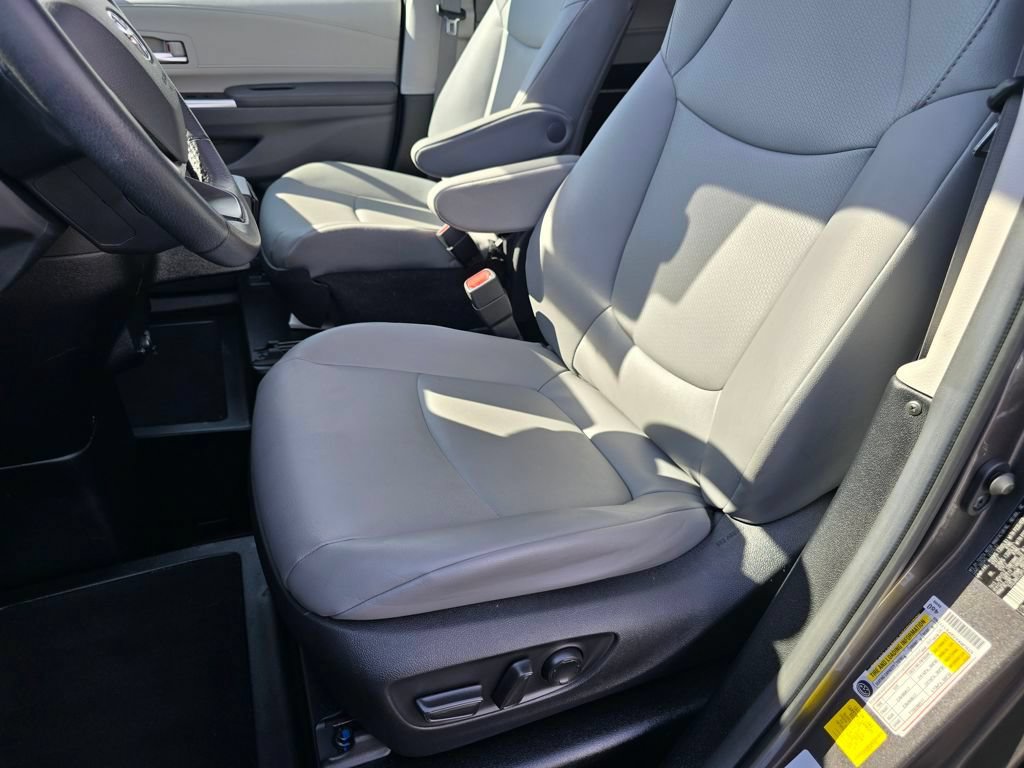Used 2023 Toyota Sienna XLE w/ XLE Plus Package FWD image 22