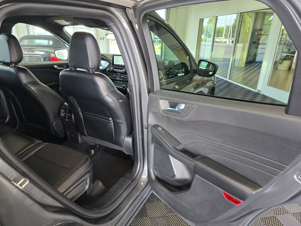 Used 2025 Ford Escape ST-Line Select AWD/4WD image 37