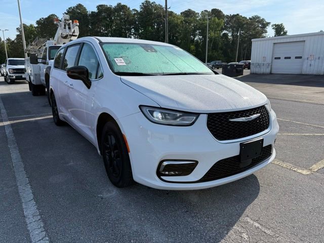 Used 2024 Chrysler Pacifica Touring-L FWD image 2