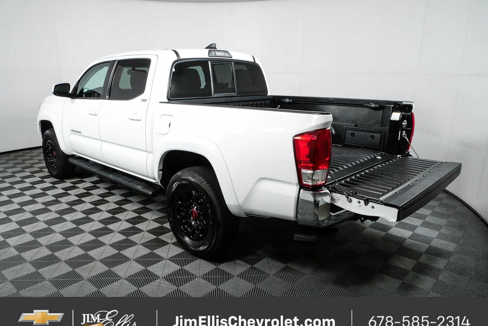 Used 2017 Toyota Tacoma SR5 w/ Tow Package AWD/4WD image 28