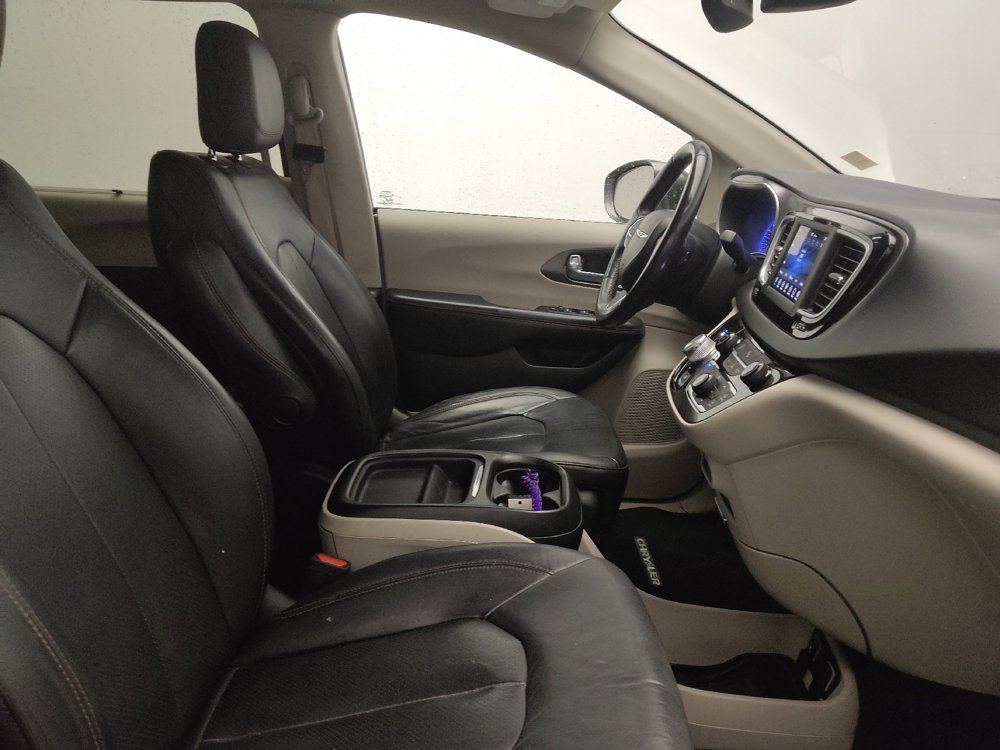 Used 2020 Chrysler Pacifica Touring-L FWD image 21