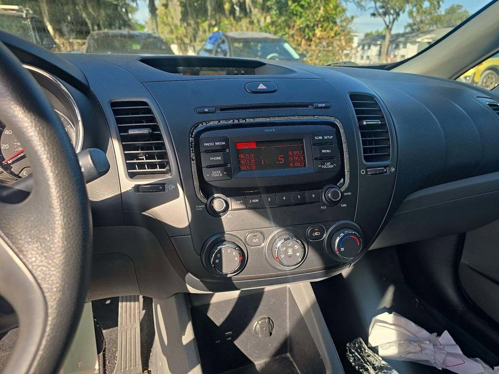 Used 2017 Kia Forte LX image 9