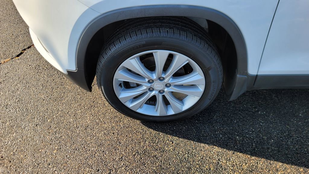 Used 2018 Chevrolet Trax Premier w/ LPO, Cargo Package image 6