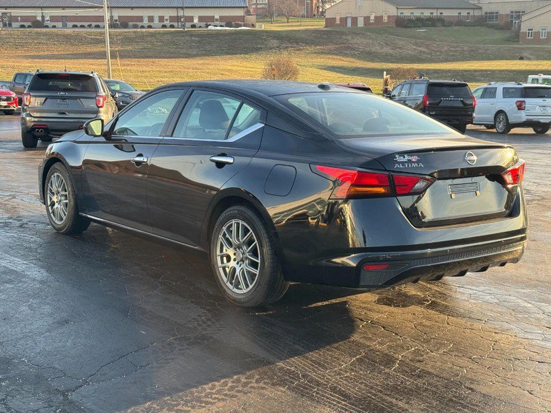 Used 2024 Nissan Altima 2.5 SV FWD image 5
