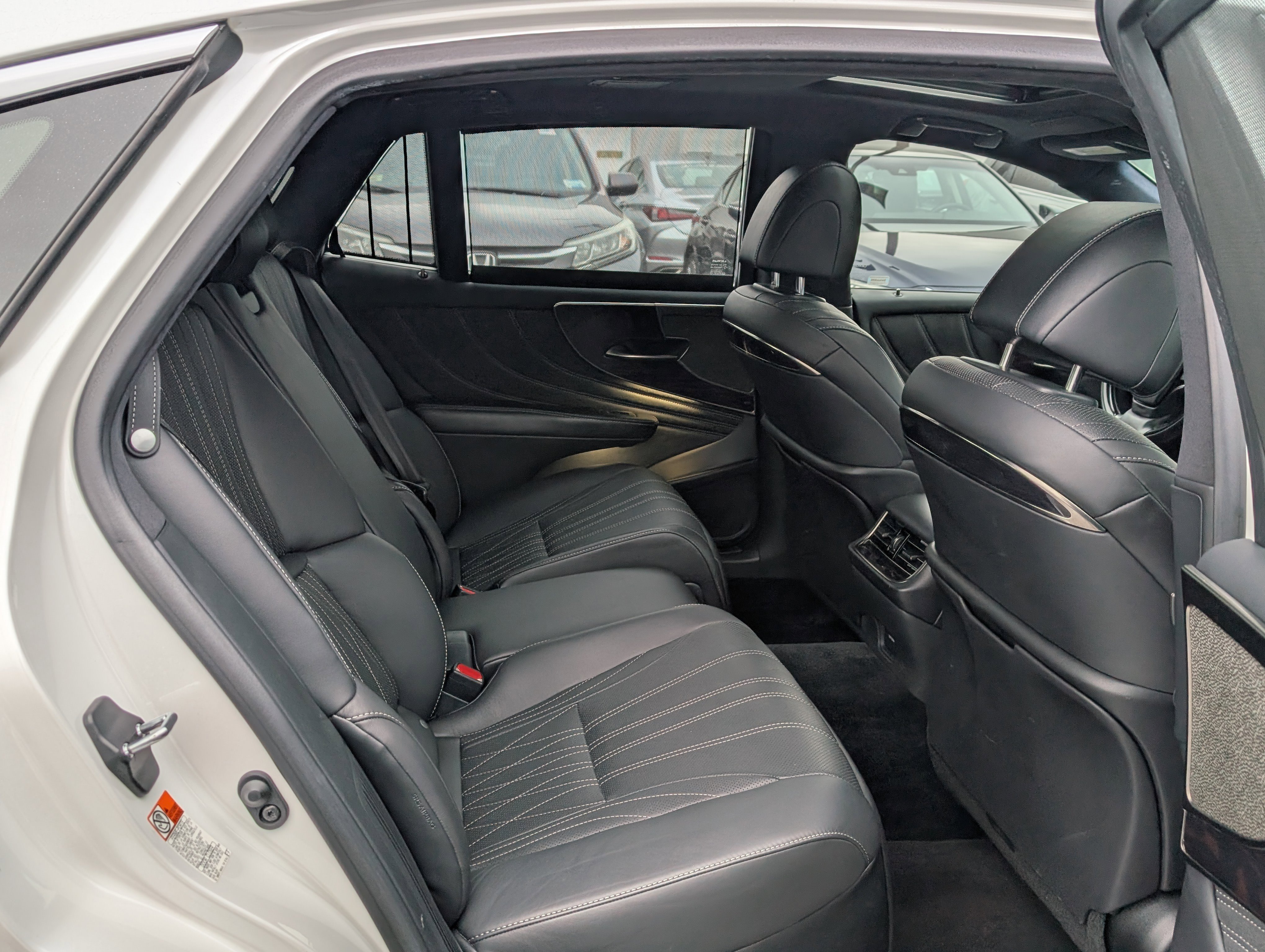 Used 2020 Lexus LS 500h AWD w/ Luxury Package image 12