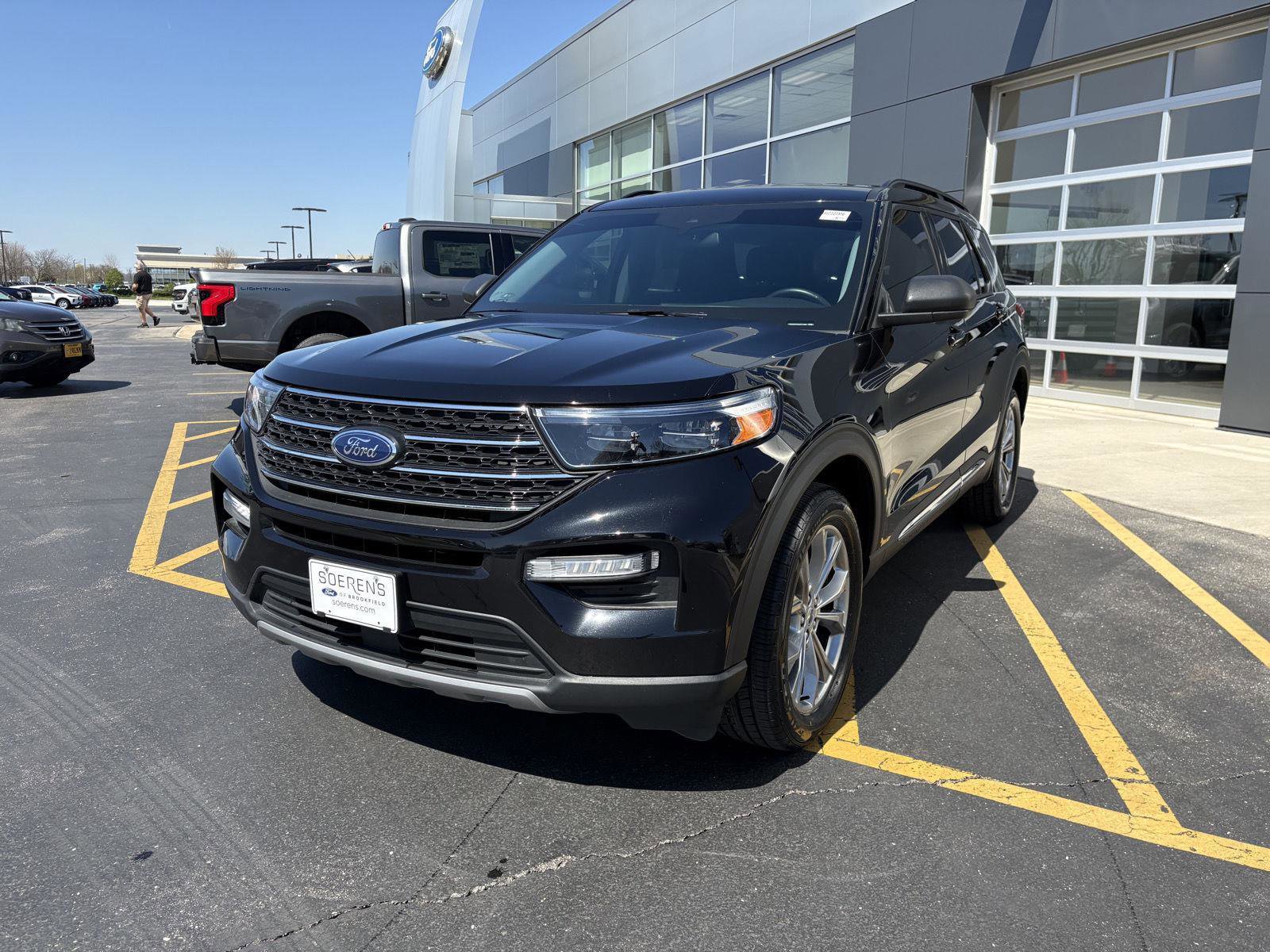 Used 2022 Ford Explorer XLT w/ Equipment Group 202A AWD/4WD image 3