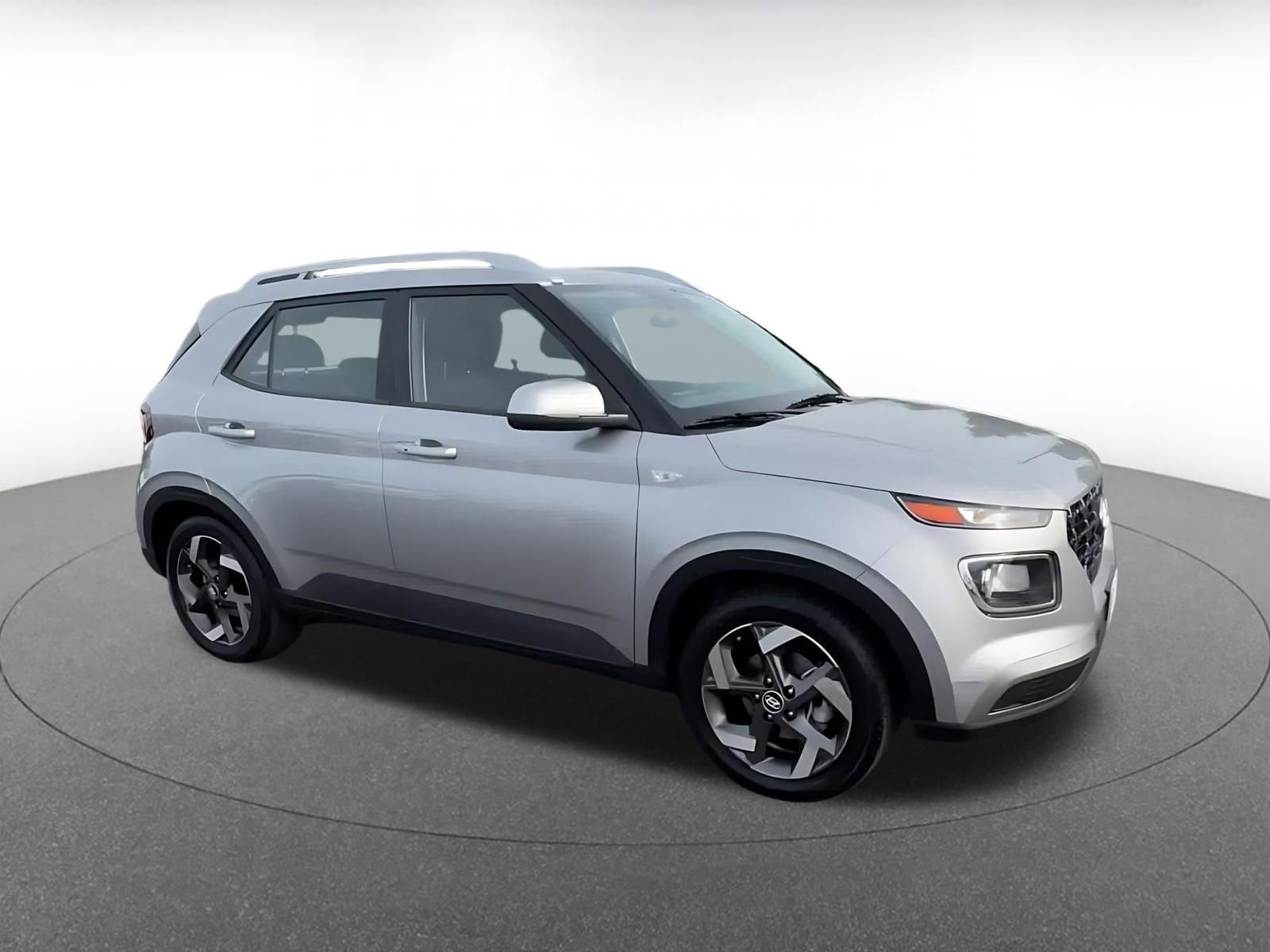 Used 2025 Hyundai Venue SEL image 2
