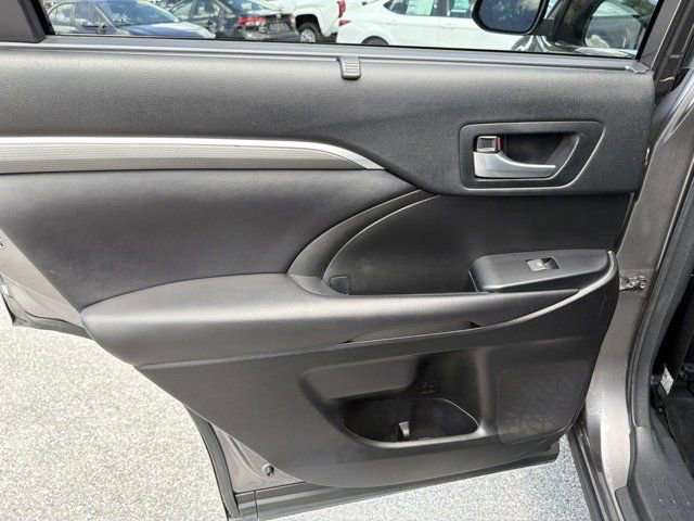 Certified 2018 Toyota Highlander SE FWD image 13