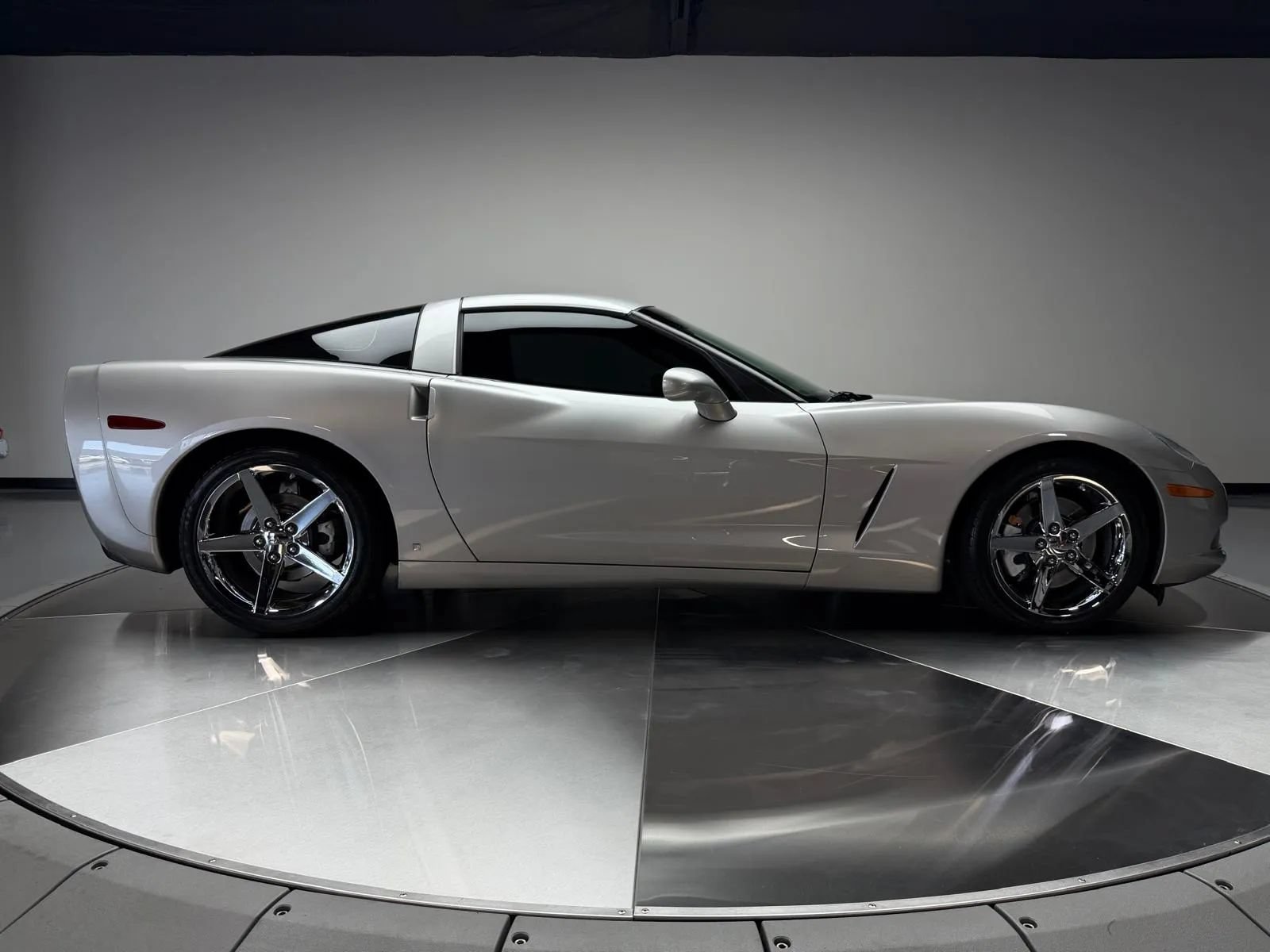 Used 2006 Chevrolet Corvette Coupe w/ Preferred Equipment Group RWD image 6