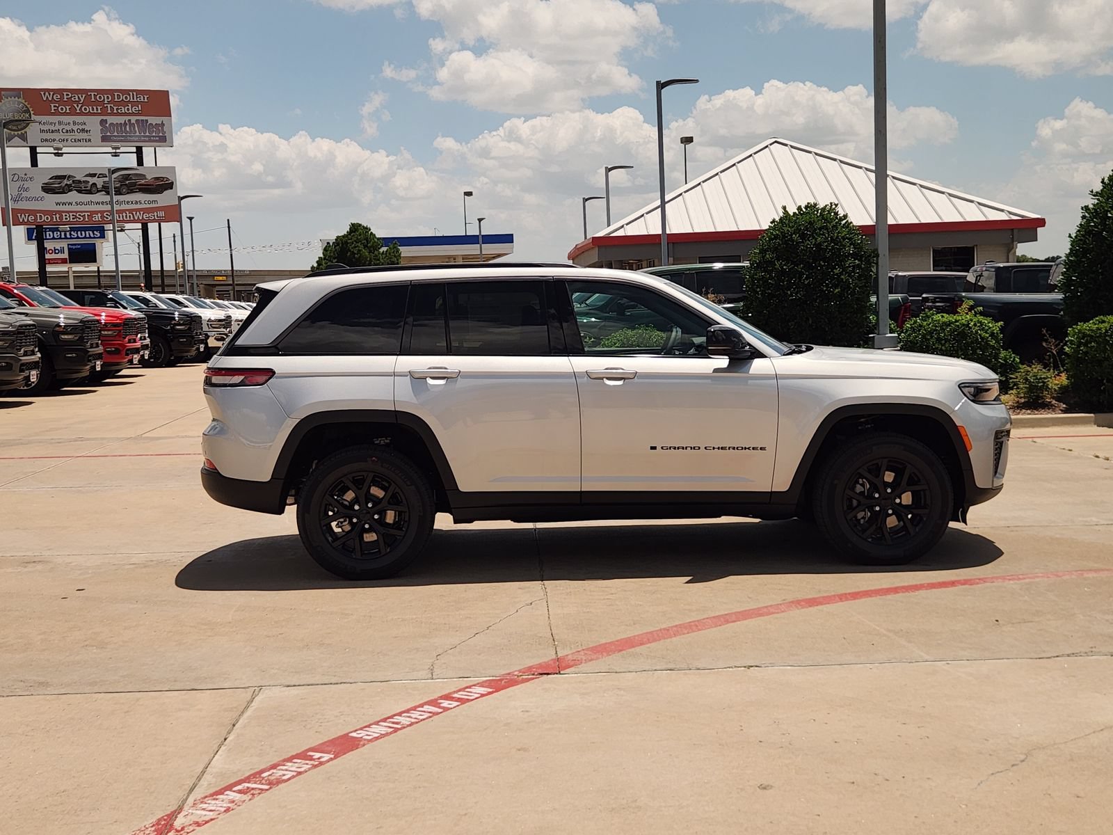 New 2026 Jeep Grand Cherokee Altitude RWD image 7