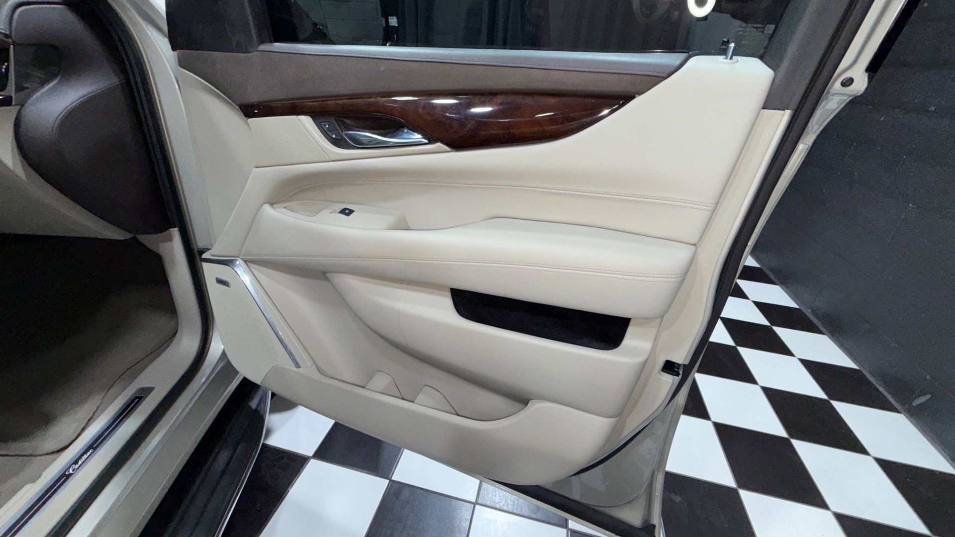 Used 2015 Cadillac Escalade Luxury image 75