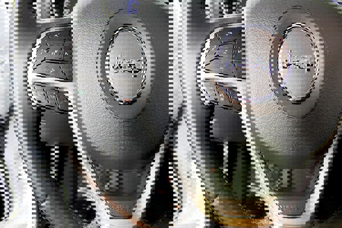 Used 2020 Jeep Grand Cherokee Altitude image 24