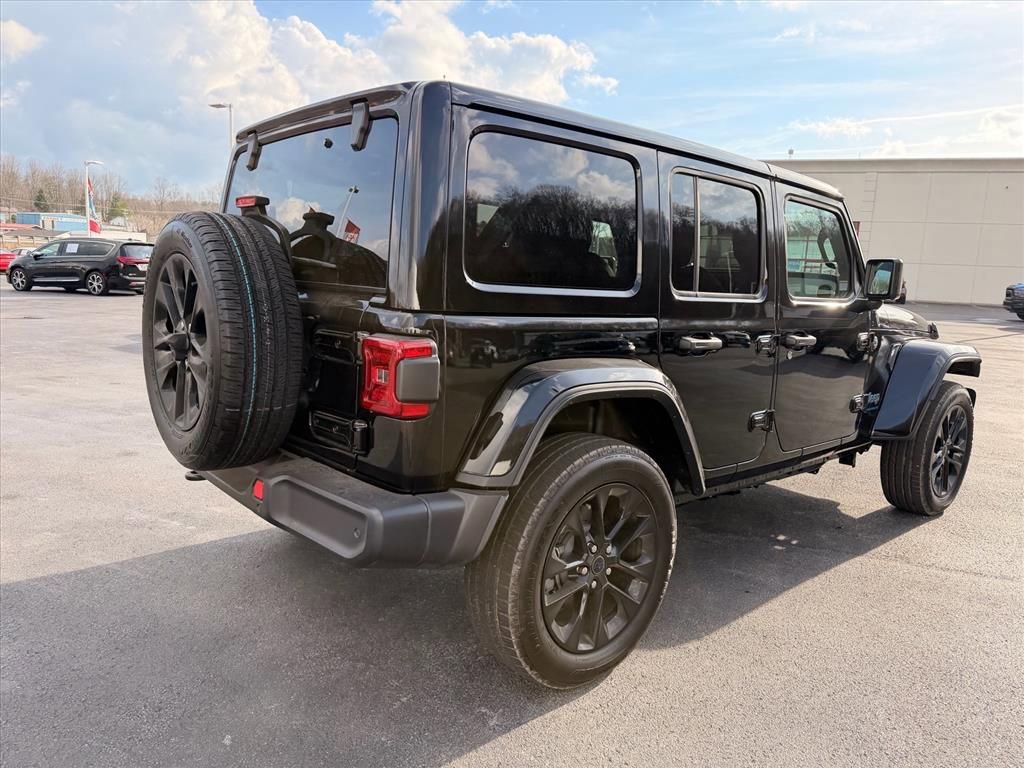 Used 2025 Jeep Wrangler Unlimited Sahara w/ Safety Group image 4