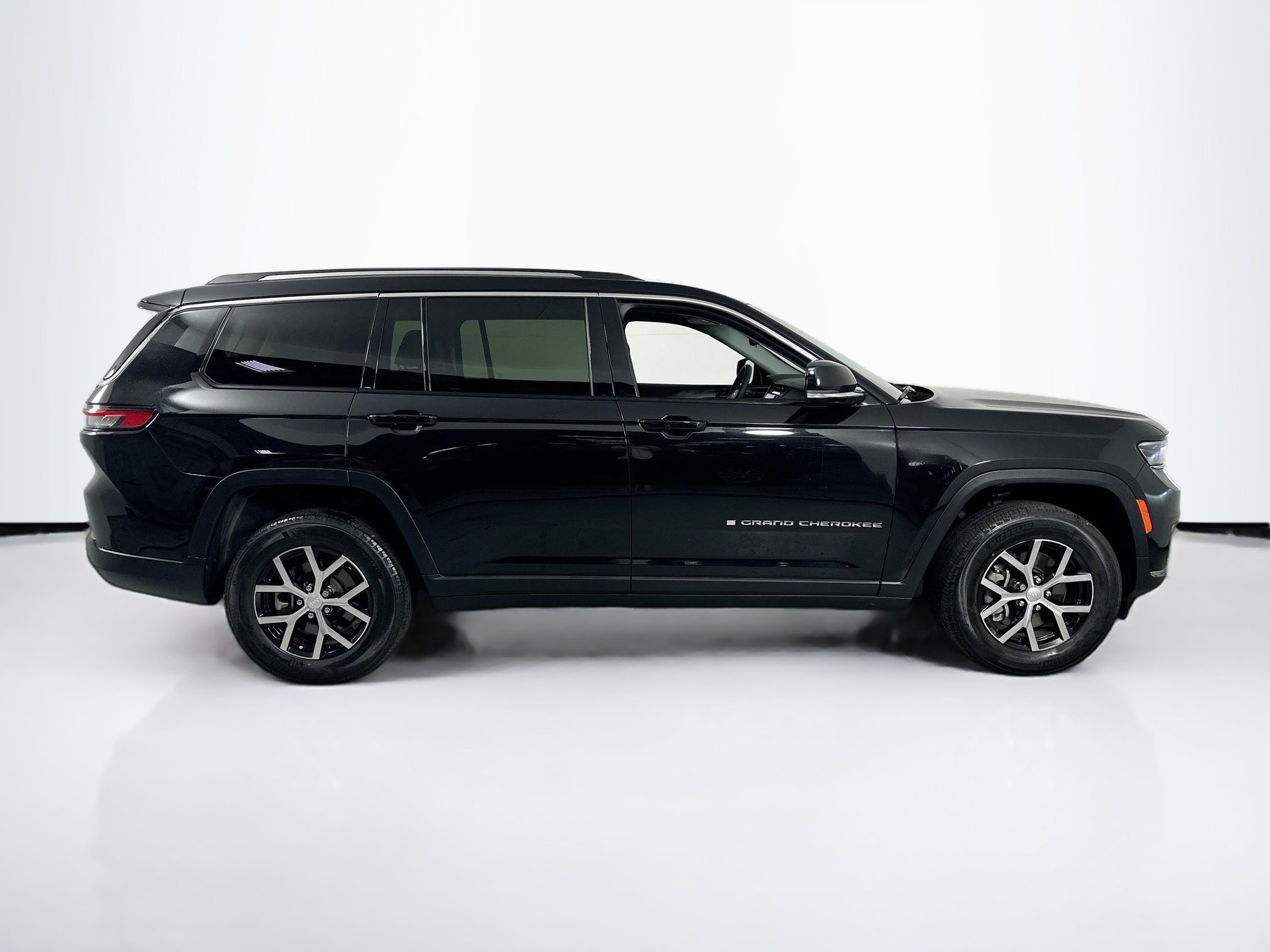 Used 2023 Jeep Grand Cherokee L Limited RWD image 4