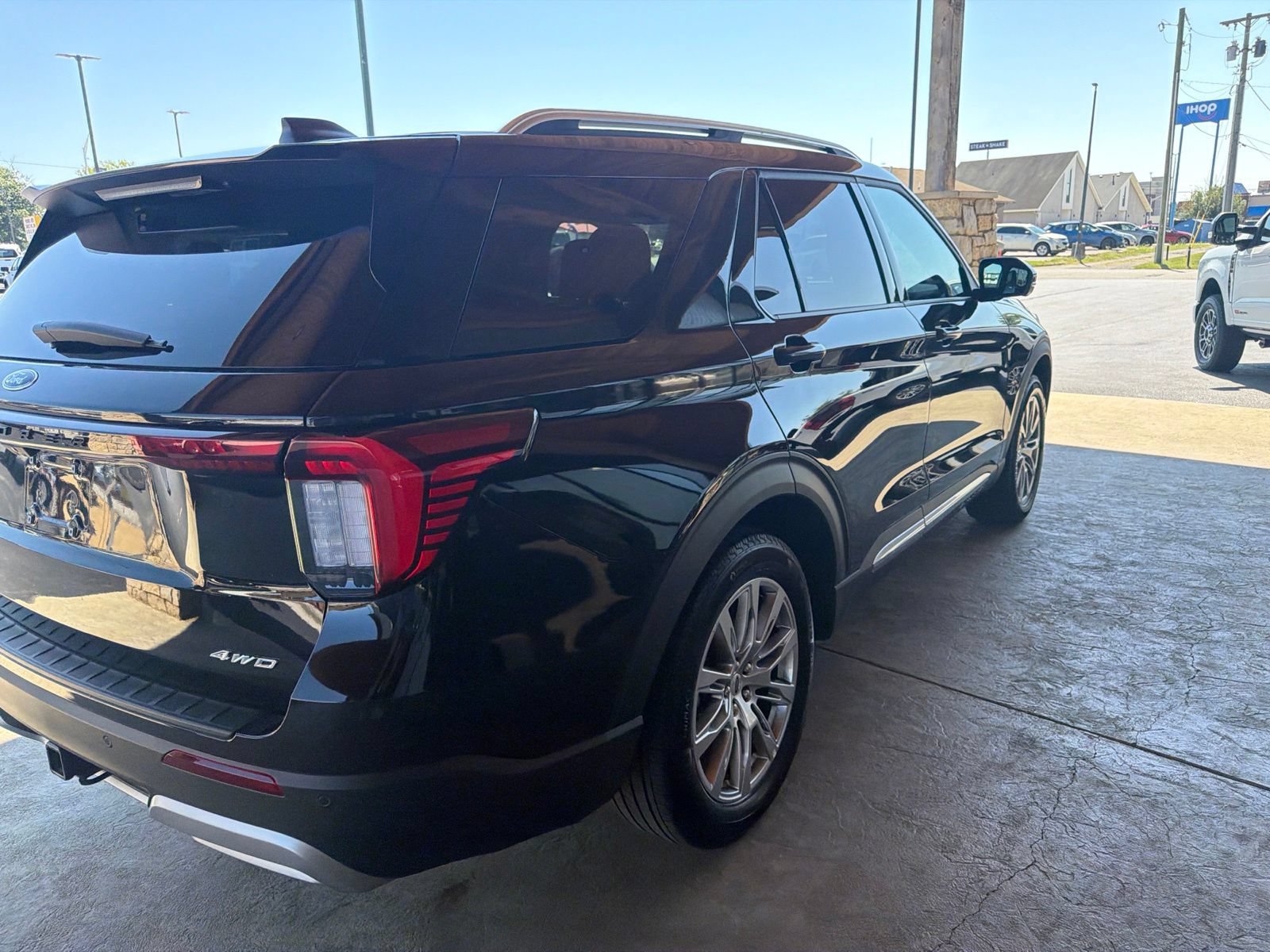 Used 2025 Ford Explorer Platinum AWD/4WD image 23